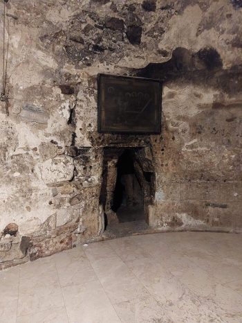 E ntrance to first - century CE tombs (second temple period) graves in the Syrian chapel in the Church of the Holy Sepulchre . ( Photo by M. van den Berg)