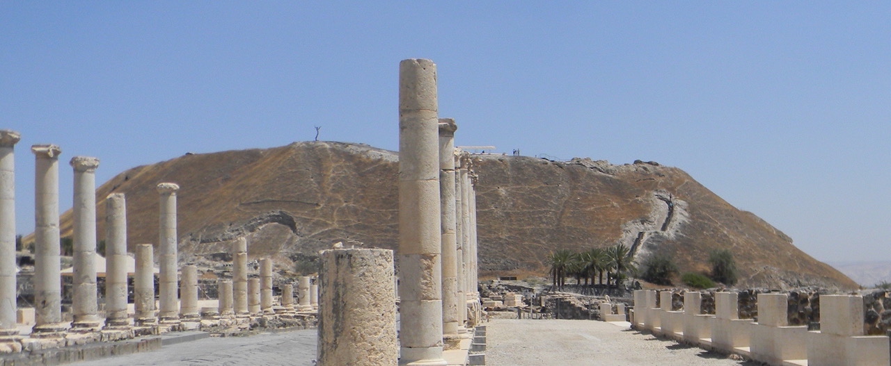 Ruins of Beth-Shean on the mound in the background with ruins of Scythopolis in the foreground. Photo by Daniel Pioske.