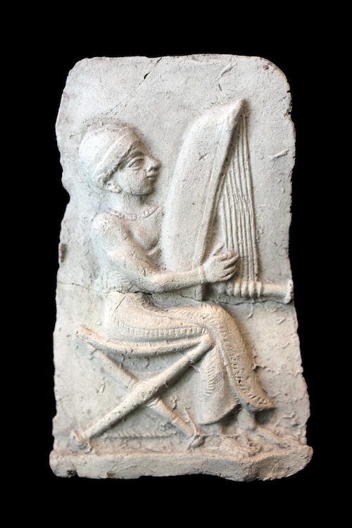Player of angular harp on the Old Babylonian clay plaque, Louvre AO 12453. Image by Rama, CC BY-SA 2.0 fr