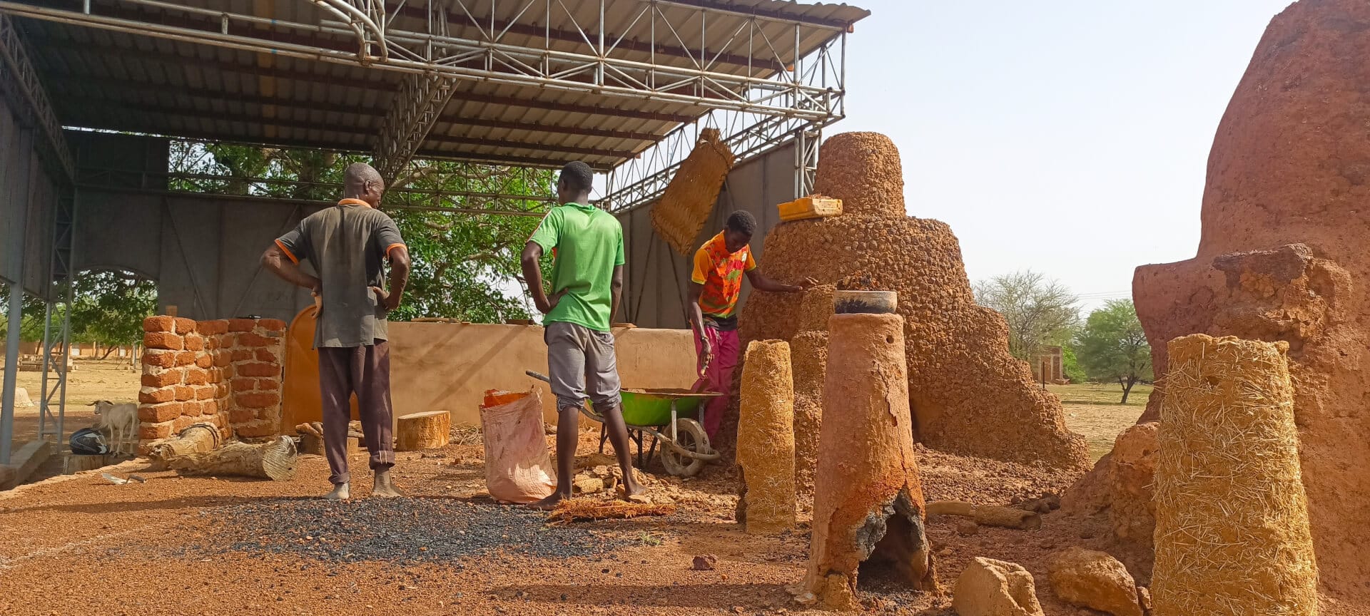 Collaborative furnace construction in Bouria, Burkina Faso. Photo Credit: Koombi Solidarité/ASOR