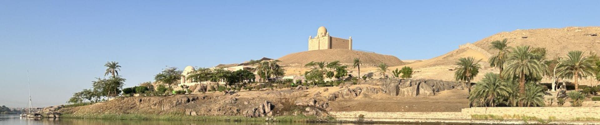 Figure 1: The mausoleum of Aga Khan, next to the necropolis excavated by EIMAWA