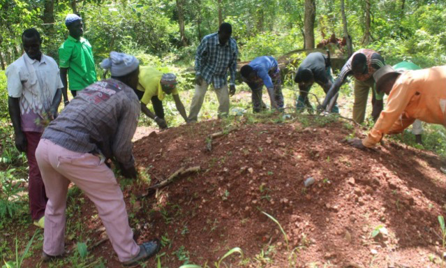 Community members cleaning an animist grave. Photo Credit: AESPAT/ASOR.