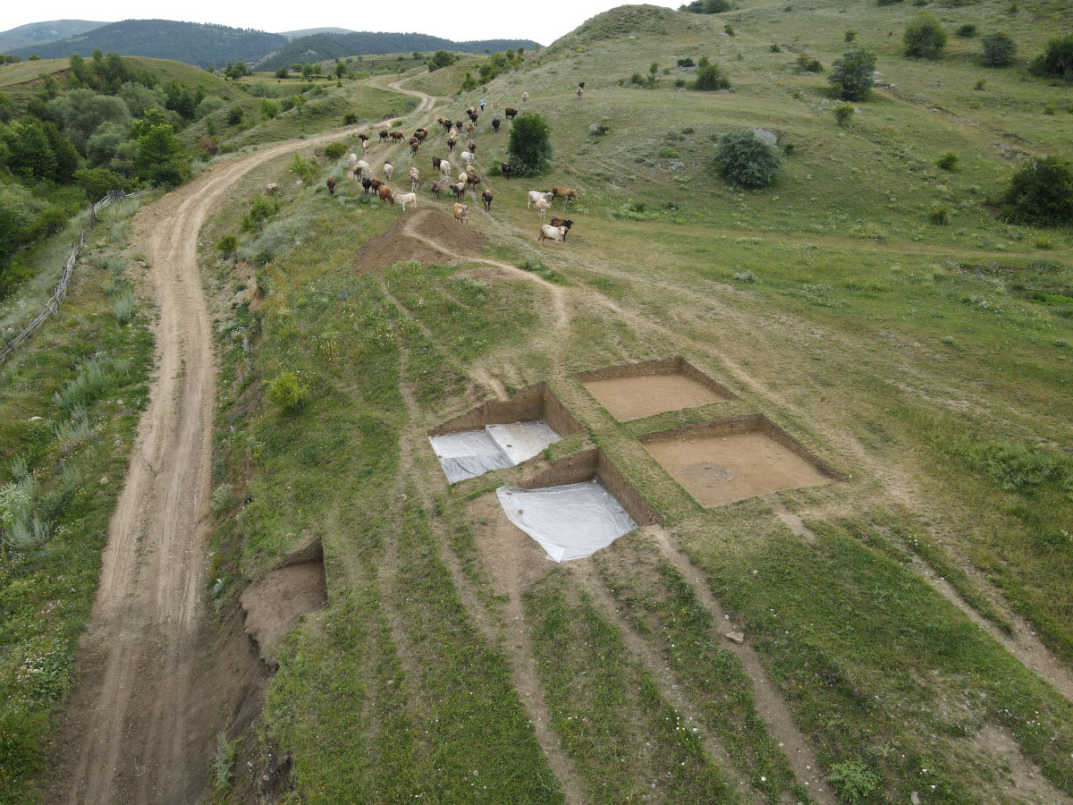 Archaeological site and access pathway to the pastures.