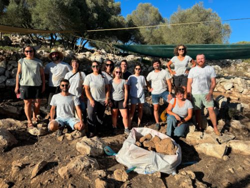 Members of the Menorca Archaeological Project during their "Open Doors Day" for the public.